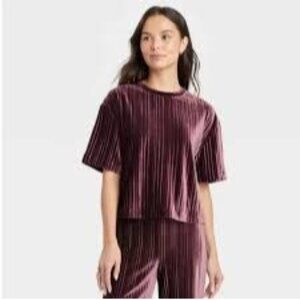 A New Day NWT Women's Top Velvet Pullover Short Sleeve  Maroon Size L Dressy